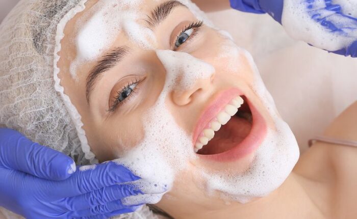 Eliminación de impurezas y residuos de maquillaje.